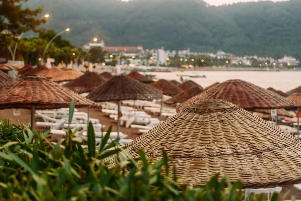 Пляжные зонтики и шезлонги у моря на закате, Турция — стоковое фото