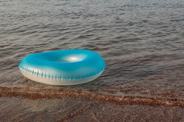Denizde yüzme için mavi şişme daire