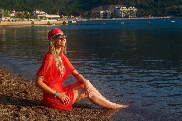 Giovane donna in tunica da spiaggia rossa — Foto Stock