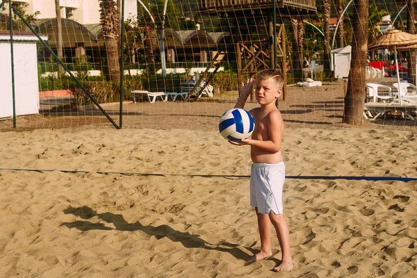 Niño jugando Voleibol Playa —  Fotos de Stock