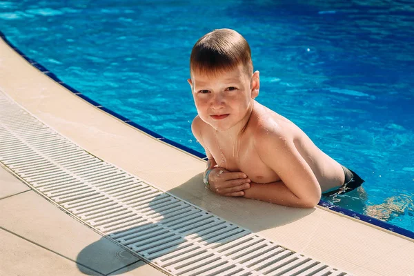 Υγρό αγόρι στην πισίνα — Φωτογραφία Αρχείου