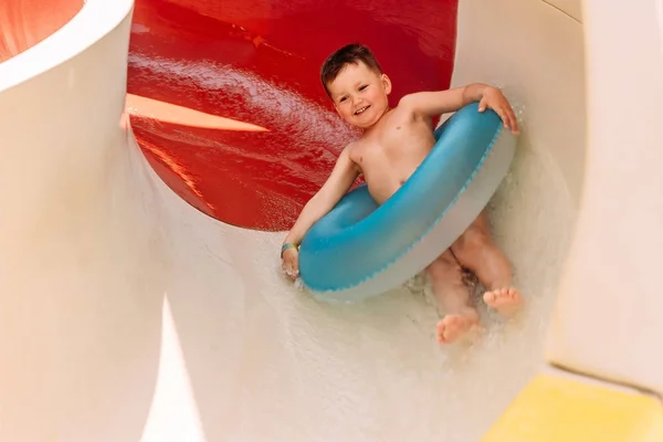Мальчик катается на водной горке — стоковое фото