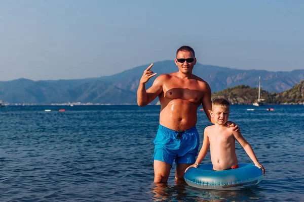 Отец и шестилетний сын на море в Турции — стоковое фото