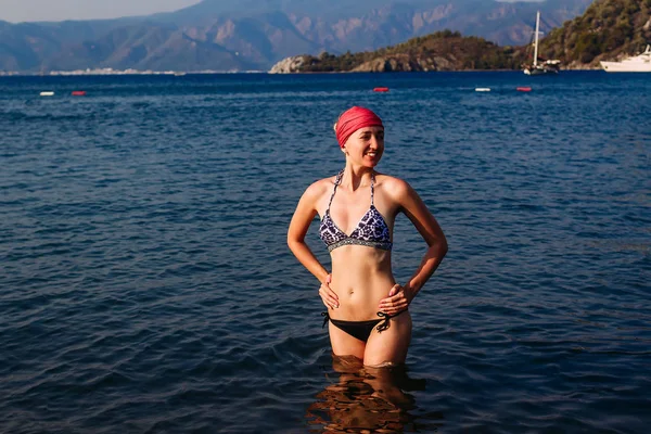 Una giovane donna snella in costume da bagno in mare in Turchia — Foto Stock