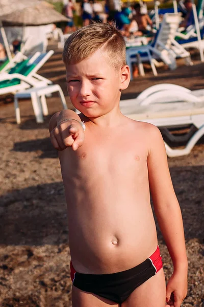 Un enfant de six ans pointe du doigt — Photo