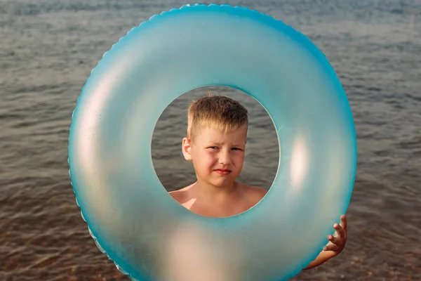 Шестилетний ребенок продолжает плавать по кругу в море — стоковое фото