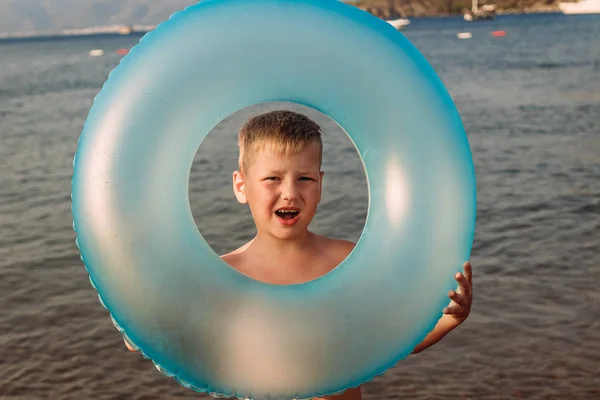 Мальчик держит круг для плавания — стоковое фото