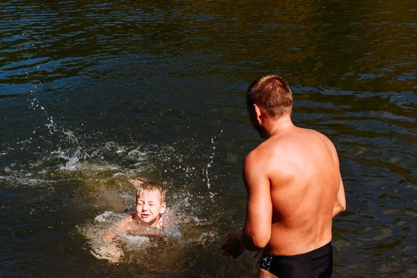 Sex år gamla barn lär sig att simma — Stockfoto