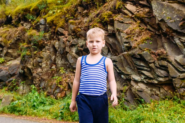 Sex år gammal pojke i en randig t-shirt — Stockfoto