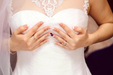 beyaz elbise gelin elleri ile göğüsleri destekler