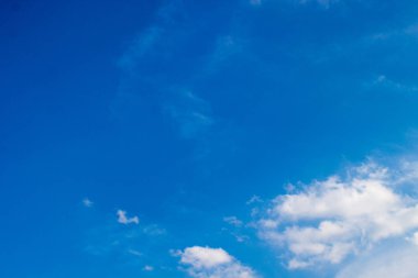 Mavi gökyüzünde beyaz bulut