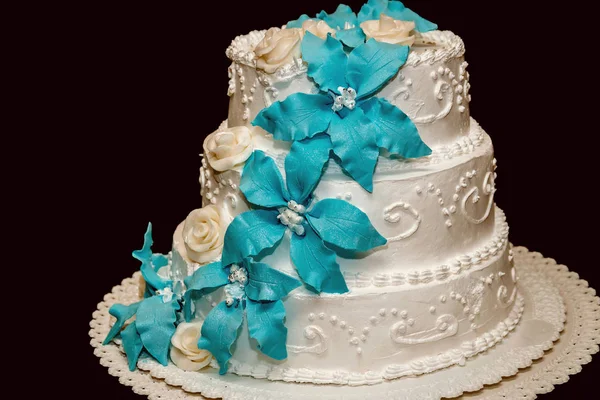 White wedding cake on a black background — Stock Photo, Image