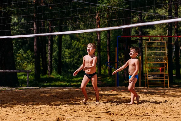Garvade atletisk kaukasiska barn som leker i shorts barfota i sommar — Stockfoto