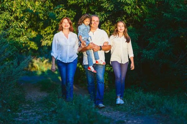 Familia feliz de cuatro en verano —  Fotos de Stock