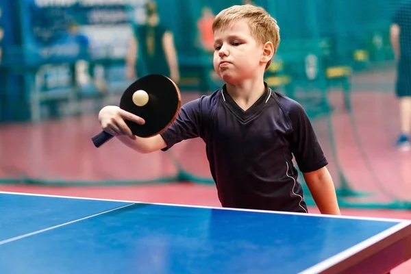 Теннисист играет в настольный теннис, пинг-понг — стоковое фото