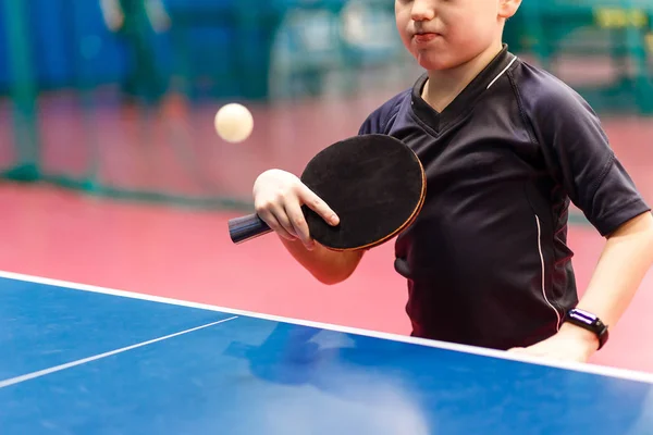 topu yakın vurmak için bir tenis oyuncusu bebeğin kolu