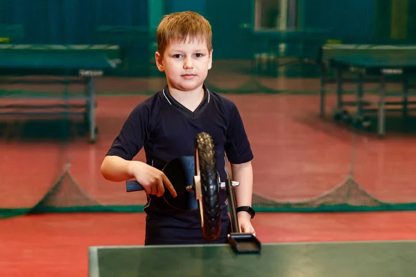 7歳の白人の子供と卓球シミュレータ。ピンポン — ストック写真