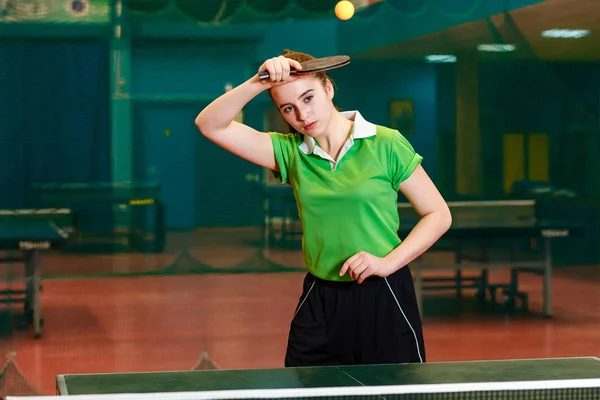 Bělošská, patnáct let stará brunetka porazí na kouli stolní tenis v specializované tělocvičně. doprava v tabulce tenis — Stock fotografie