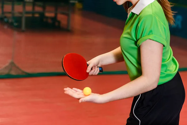 Presentación de la pelota en tenis de mesa cerca, solo las manos de los atletas — Foto de Stock