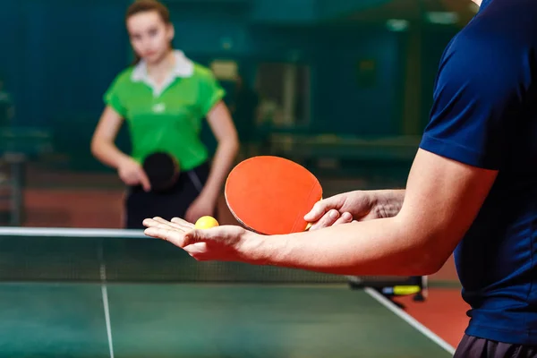 Trenér učí dospívající dívku, aby si hrála stolní tenis. Hra v ping pong — Stock fotografie