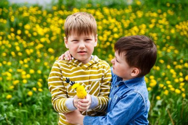 Çocuklar ve sarı karahindiba