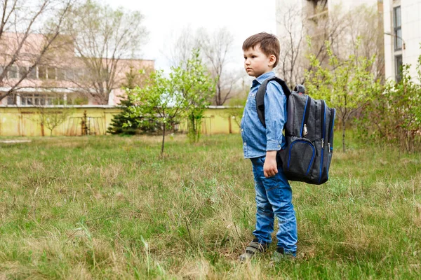 Дитина з великим рюкзаком на спині — стокове фото