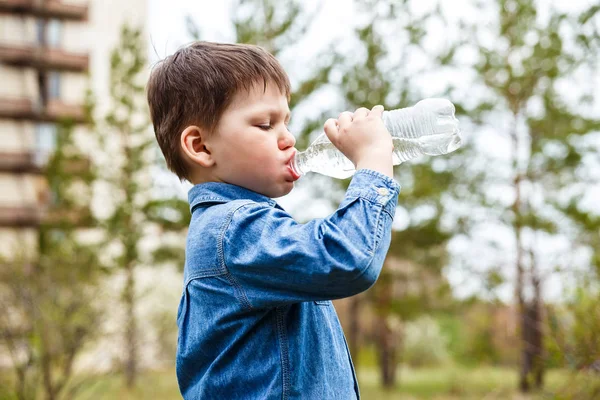 Dítě pitnou vodu z láhve — Stock fotografie