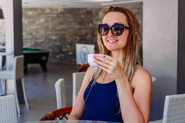 Bir fincan kahvesi olan genç bir kadın.