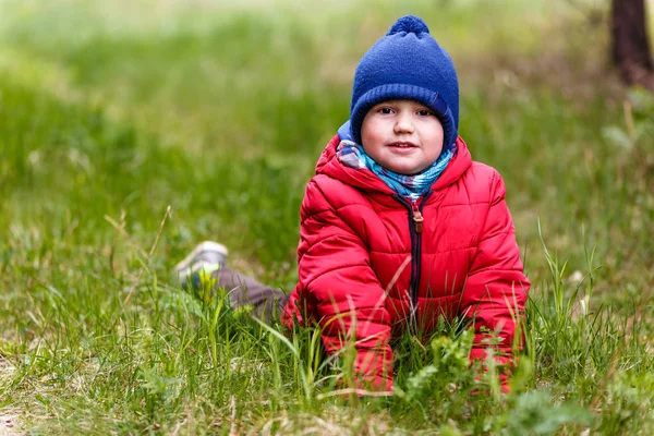 Милый пятилетний белый мальчик в красной куртке и в шляпе — стоковое фото