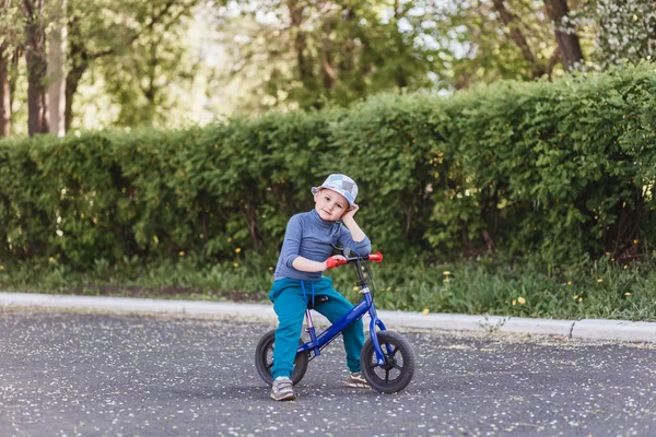 5-летний мальчик на пробежке — стоковое фото