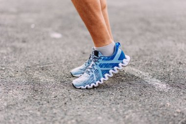 spor ayakkabı tabaklanmış adam ayakları