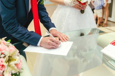 Bir adam belgelere imza atıyor. bir adam elleri ve belgeleri