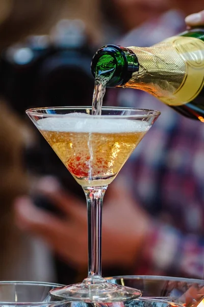 Ein Glas Champagner auffüllen — Stockfoto
