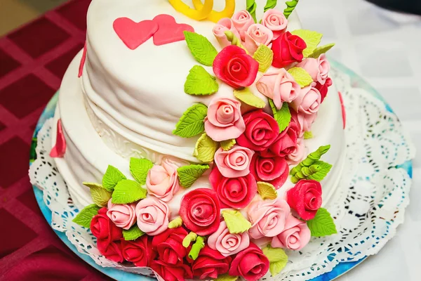 Свадебный торт со сливочными розами — стоковое фото