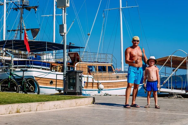 Отец и сын возле корабля — стоковое фото