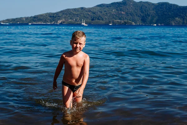 Загорелый мальчик в море в Турции. мальчик в плавательных трусах — стоковое фото