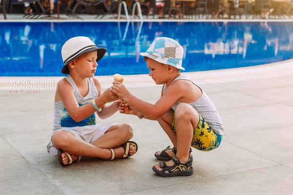 Двое дошкольников в шляпах и мороженое в вафельном рожке. Дети и лето — стоковое фото
