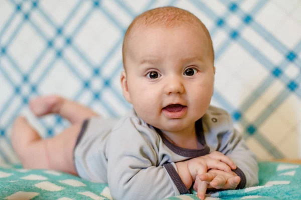 Bebé acostado en la barriga — Foto de Stock