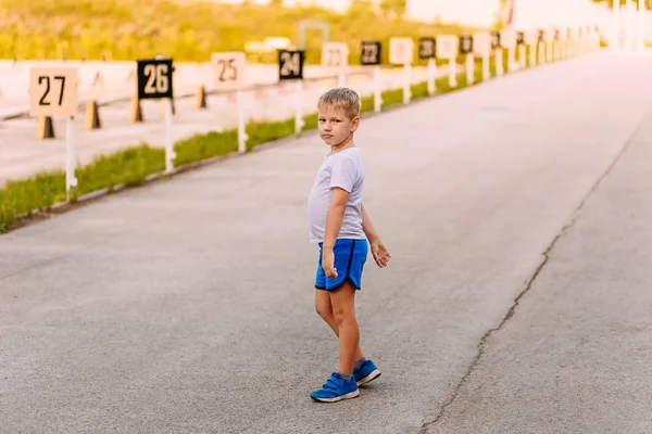 Мальчик стоит на тротуаре — стоковое фото