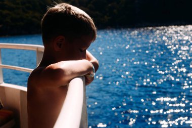 denize bakan bir çocuğun silueti