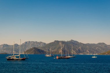 gemiler Marmaris'te açık bir günde denize açılıyor