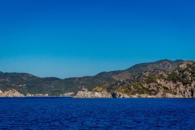 yaz aylarında mavi gökyüzü, yüksek dağlar ve Marmaris'in mavi denizi. Türkiye'nin göz alıcı deniz manzarası.