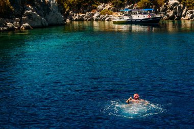 dalış maskeli mutlu adam denizde yüzme, Marmaris koylarına geziler