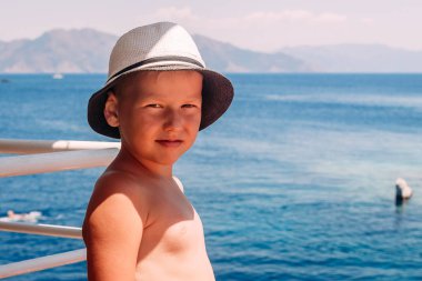 Denizde gülümseyen tabaklanmış bebek