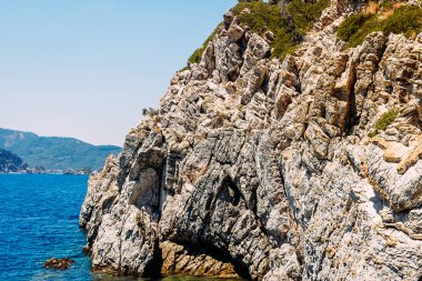 Türkiye'nin yüksek güzel kayalıklar, mavi deniz, deniz gezisi