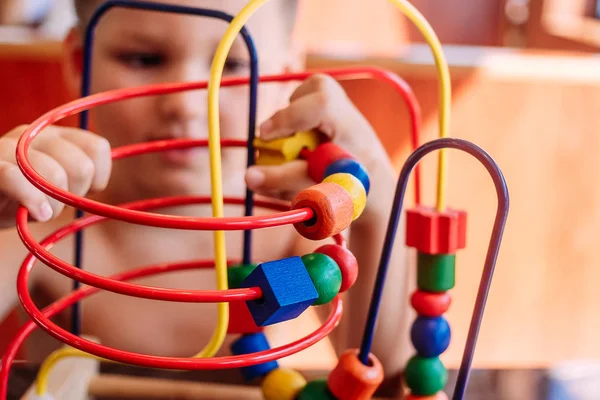 Criança brinca com brinquedo em desenvolvimento — Fotografia de Stock