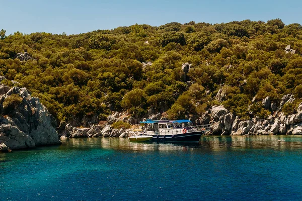 gezi gemisi Marmaris Körfezi'nde duruyor. Güzel deniz manzarası