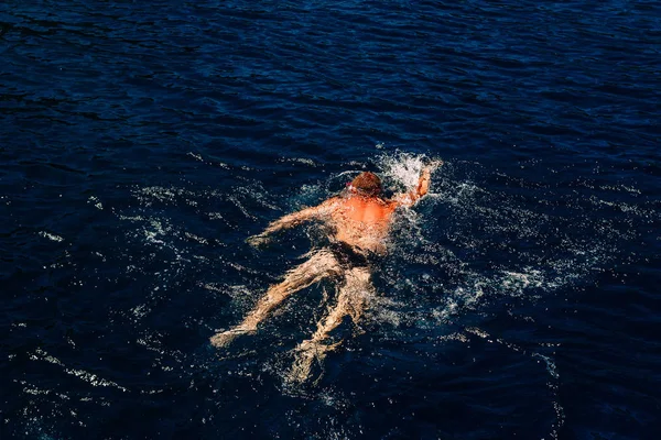 Homem flutua por mar — Fotografia de Stock