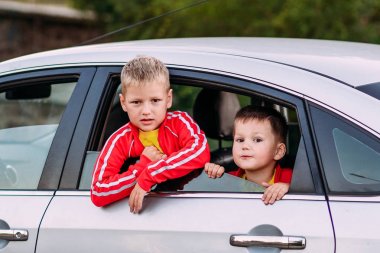 iki erkek yaz aylarında açık bir araba penceresinden dışarı bakmak