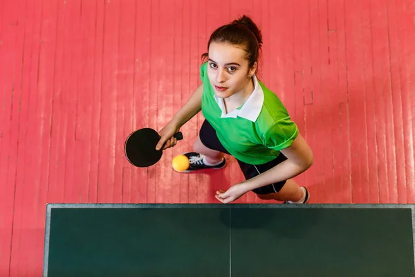 Szesnaście lat kaukaski Nastoletni Dziewczyna grać ping pong, widok z góry — Zdjęcie stockowe